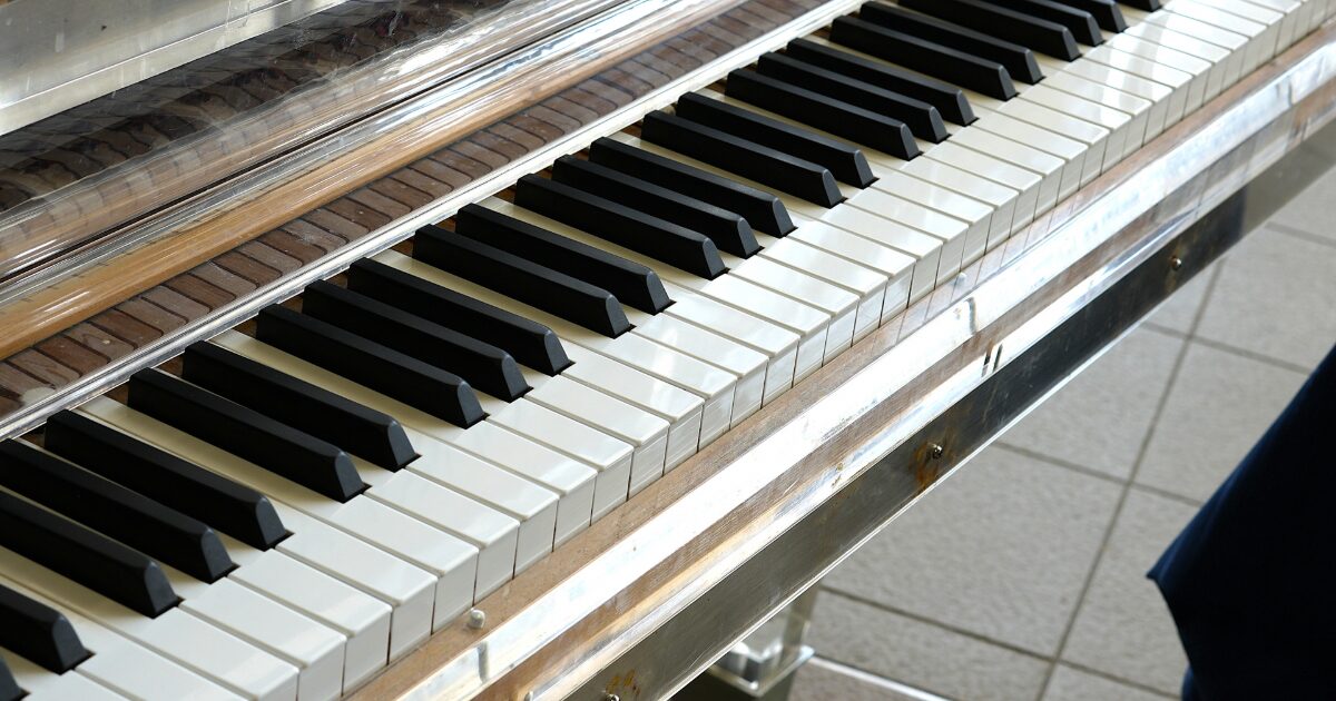 金属フレームの電子ピアノの鍵盤クローズアップ