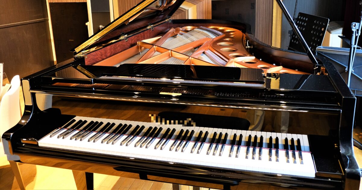 蓋を開けたグランドピアノと美しい響板の内部構造