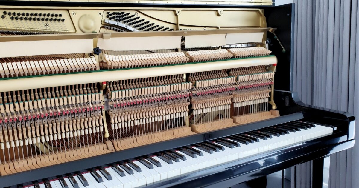 アップライトピアノの内部構造と弦のメカニズム