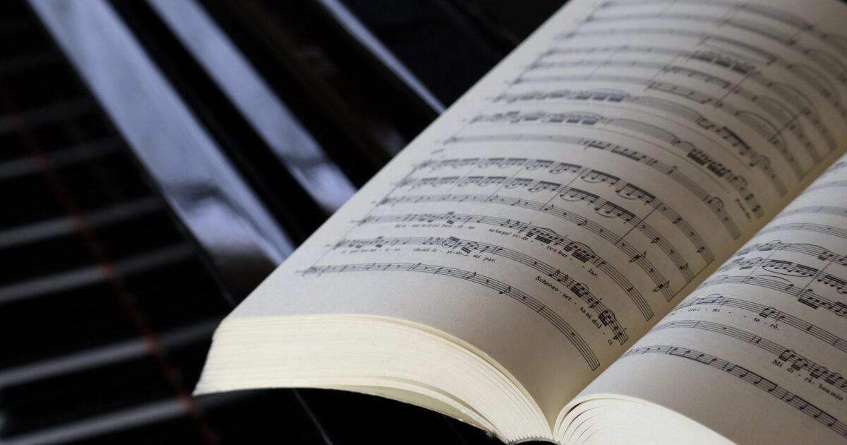 ピアノの上に置かれた開いた楽譜のクローズアップ