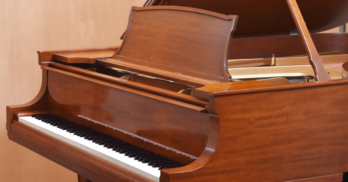 木目調のクラシックなグランドピアノの正面